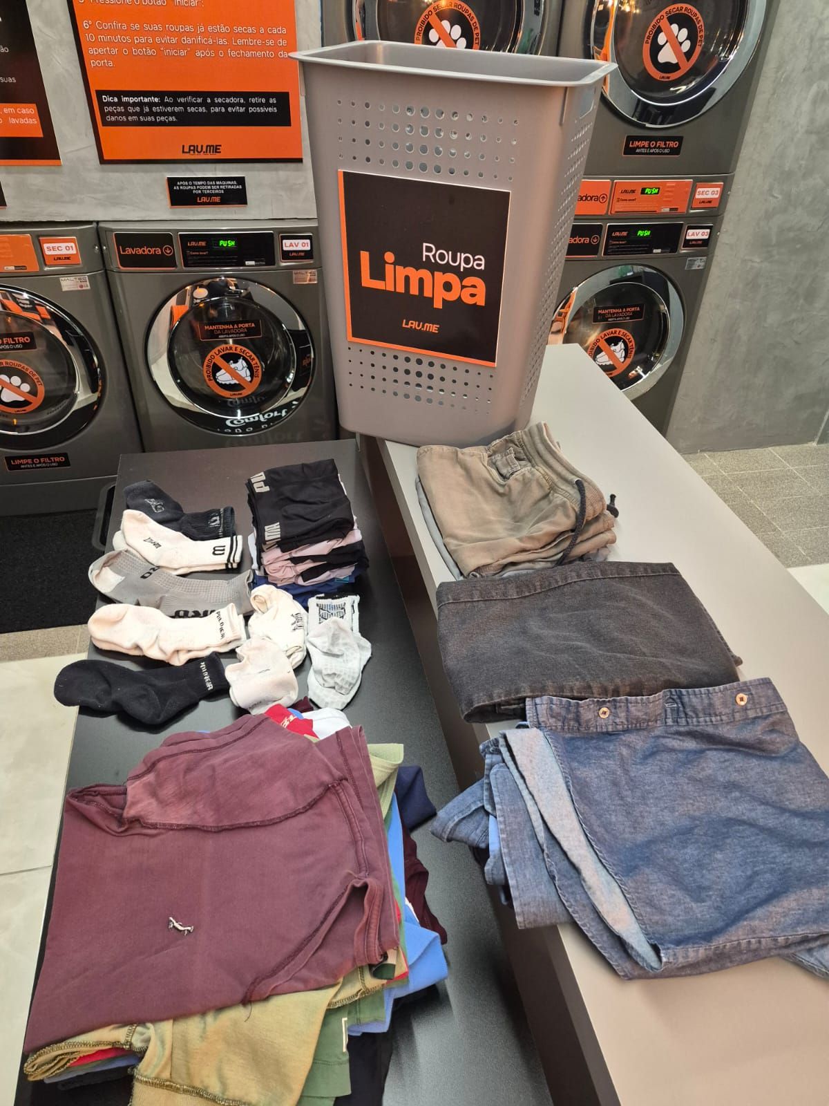 Cesto medida com roupas limpas e secas após a lavagem