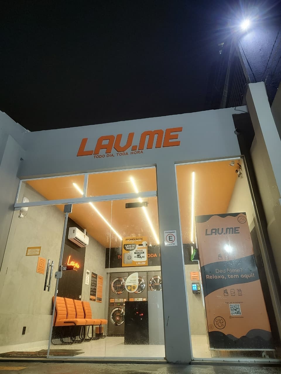 Fachada iluminada da Lav.me Salvador Pituba à noite, na Alameda Pádua